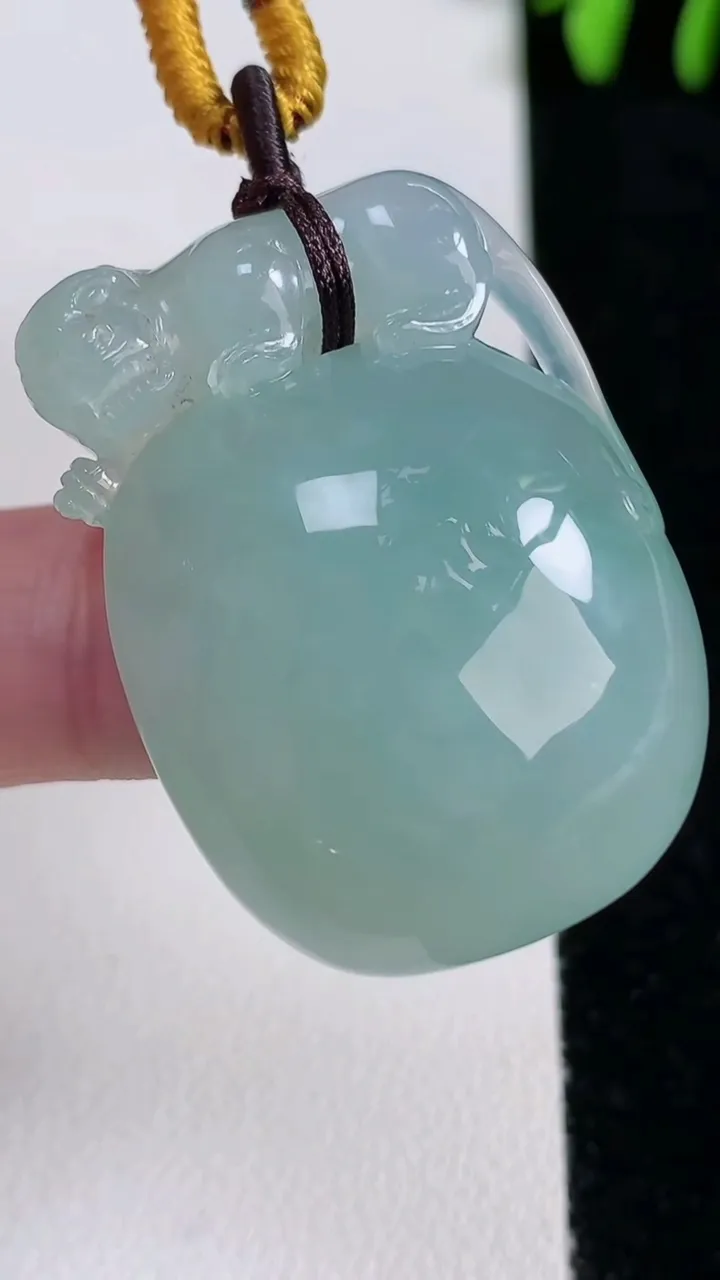 天然A货翡翠寿桃吊坠，尺寸36.5-25.7-13.2，重量:25.60g
11月14日