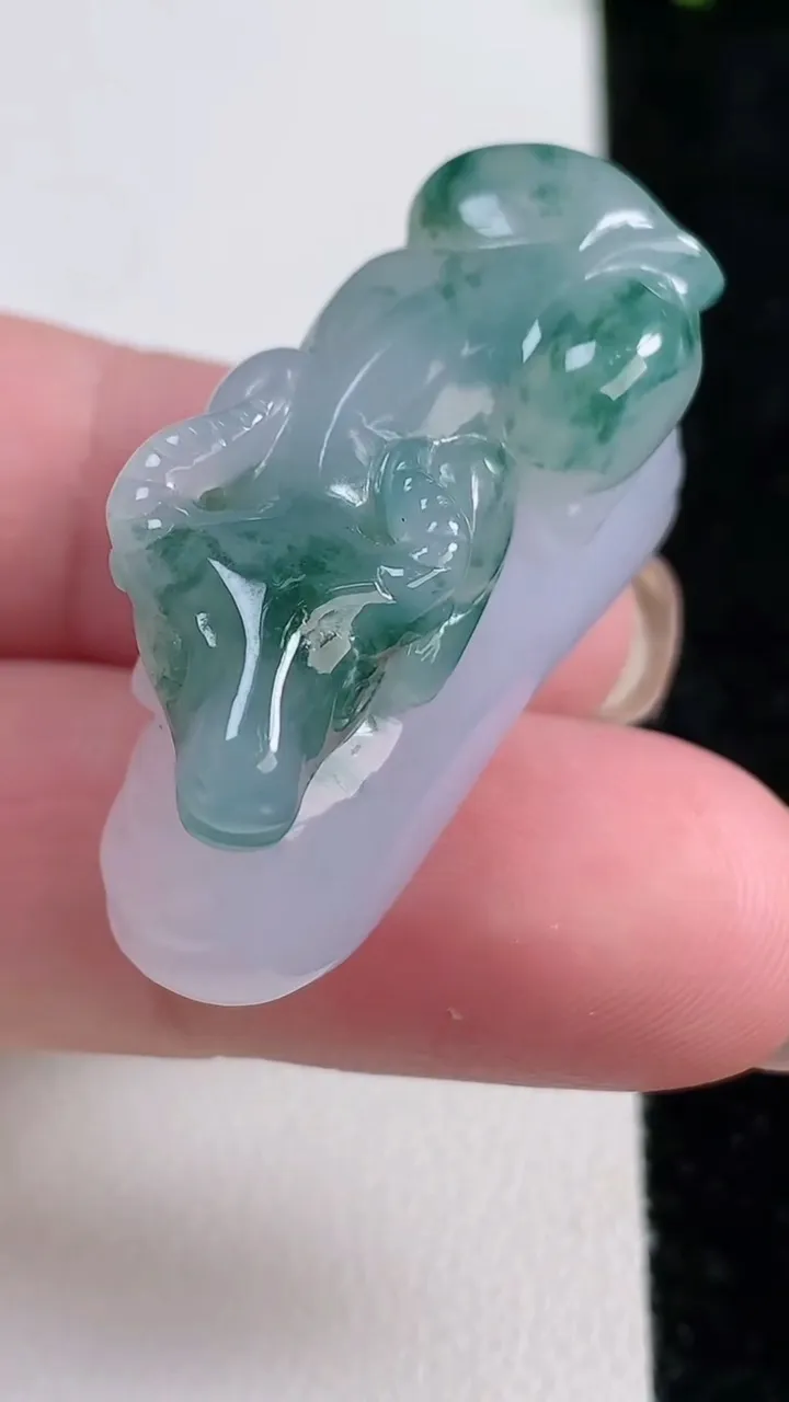 天然A货翡翠冰种飘花生肖牛吊坠，尺寸34.7-14.3-18，重量19.68g
11月14日