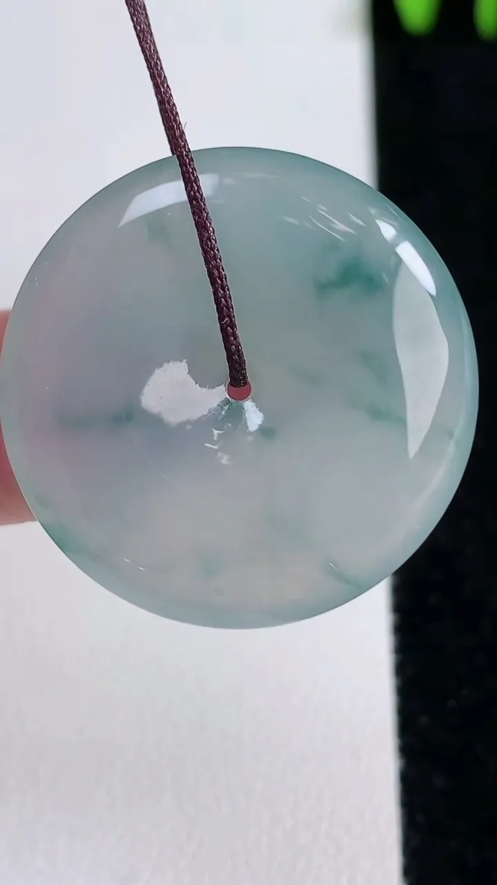 天然A货翡翠冰种飘花平安扣吊坠，尺寸29-5.2，重量:9.29g
11月14日