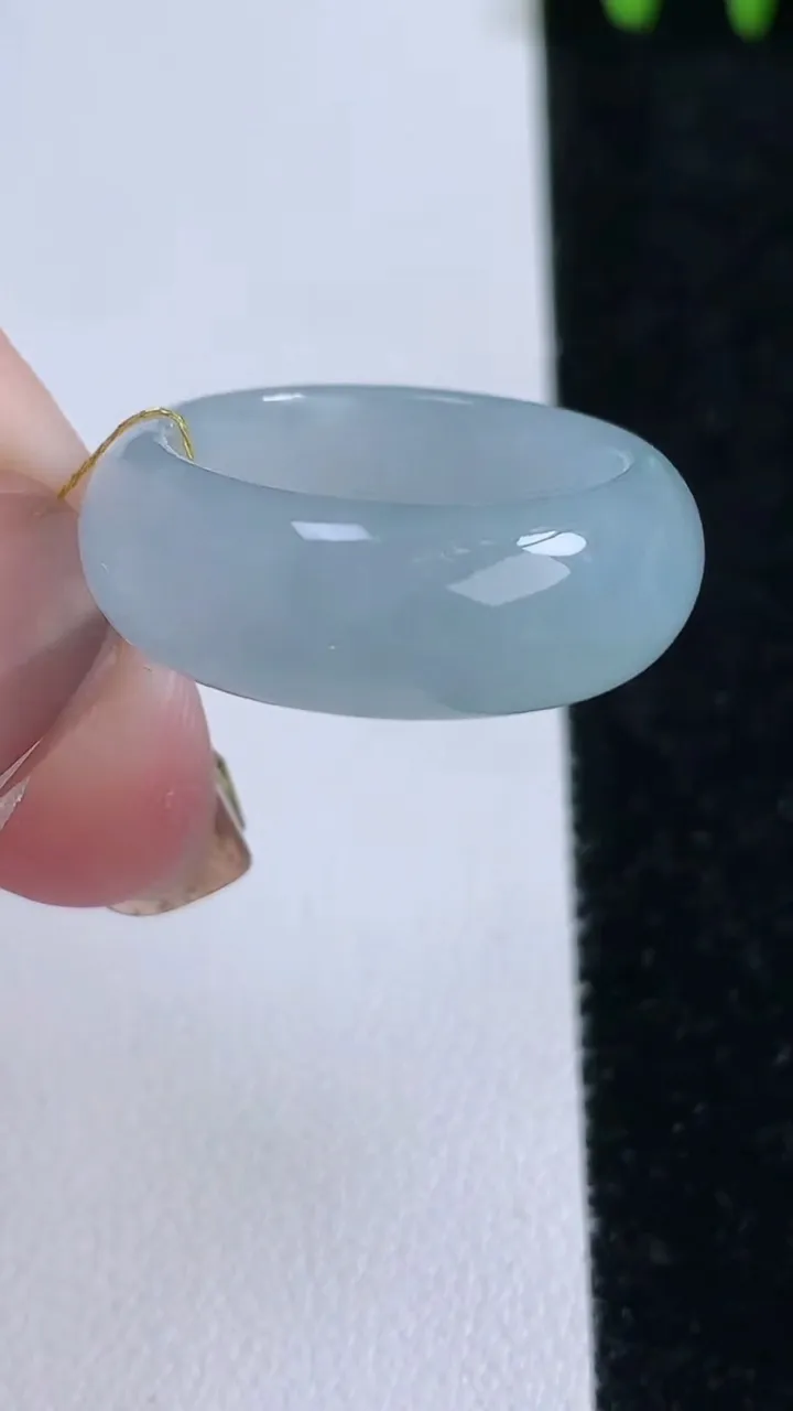 天然A货翡翠指环戒指，尺寸17.7-8-3.8，重量:6.39g2025年11月14日
工厂直销收藏佳品,种好水足，色泽均匀，有种有色，上手高大气！