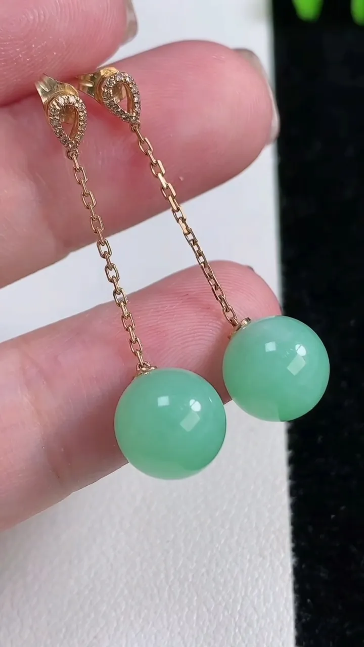 天然A货翡翠圆珠耳坠，尺寸10，重量:4.64g11月14日
工厂直销收藏佳品,种好水足，色泽均匀，