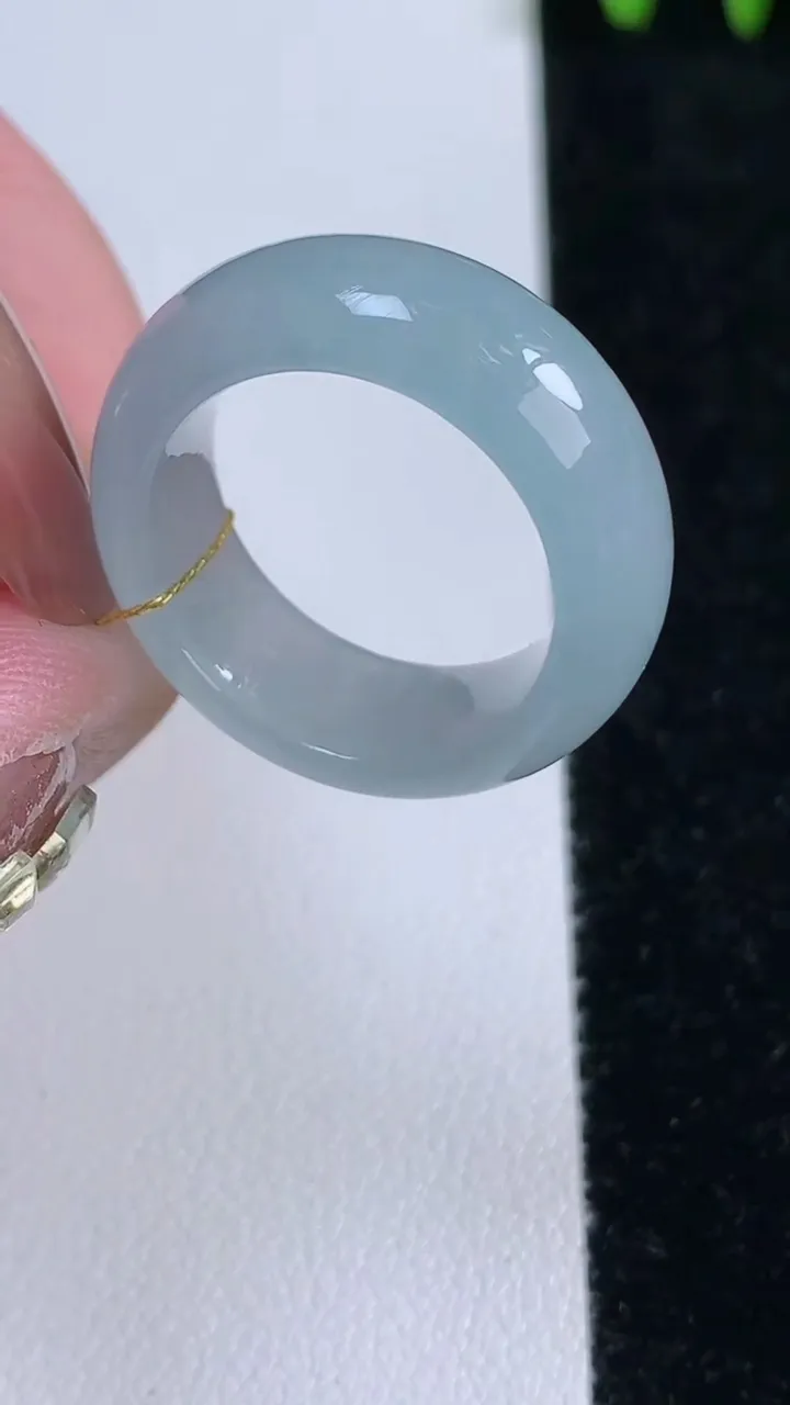 天然A货翡翠指环戒指，尺寸17.7-8-3.8，重量:6.39g2025年11月14日
工厂直销收藏佳品,种好水足，色泽均匀，有种有色，上手高大气！