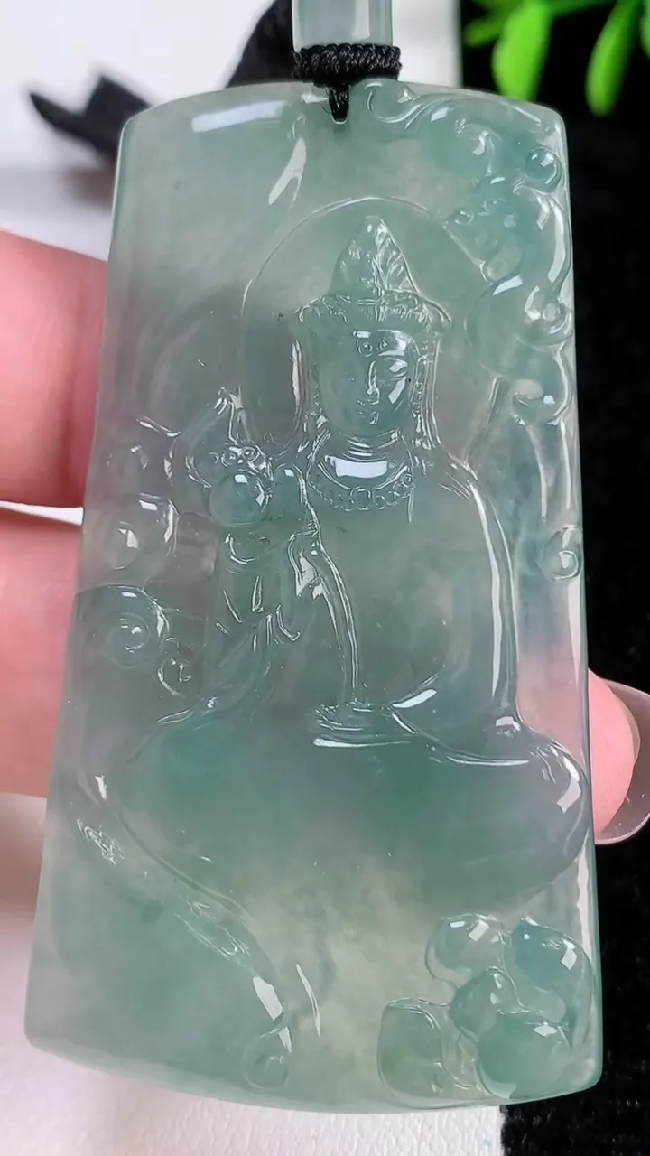 天然A货翡翠大势至菩萨吊坠，尺寸64.2-35.7-4.6，重量:49.66g
11月14日