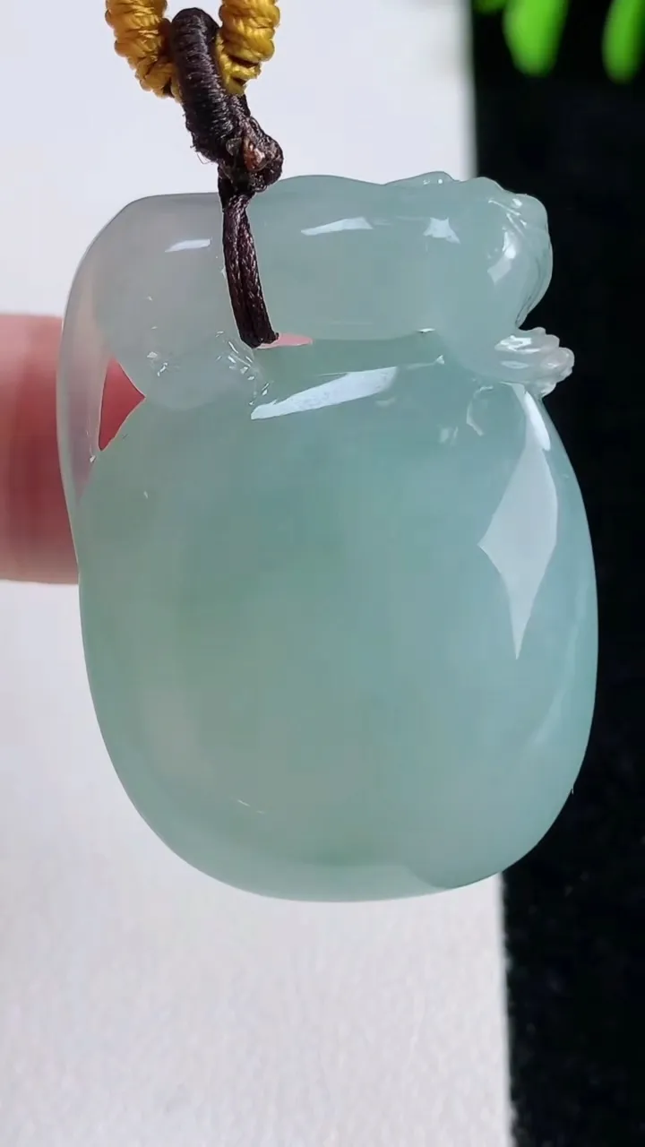 天然A货翡翠寿桃吊坠，尺寸36.5-25.7-13.2，重量:25.60g
11月14日