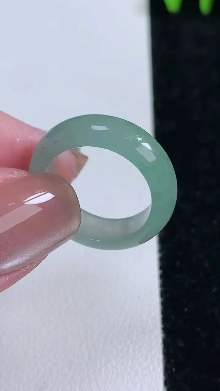 天然A货翡翠冰种飘花指环戒指，尺寸17.7-6.5-3.2，重量:4.10g2025年11月14日
工厂直销收藏佳品,种好水足，色泽均匀，有种有色，上手高大气！