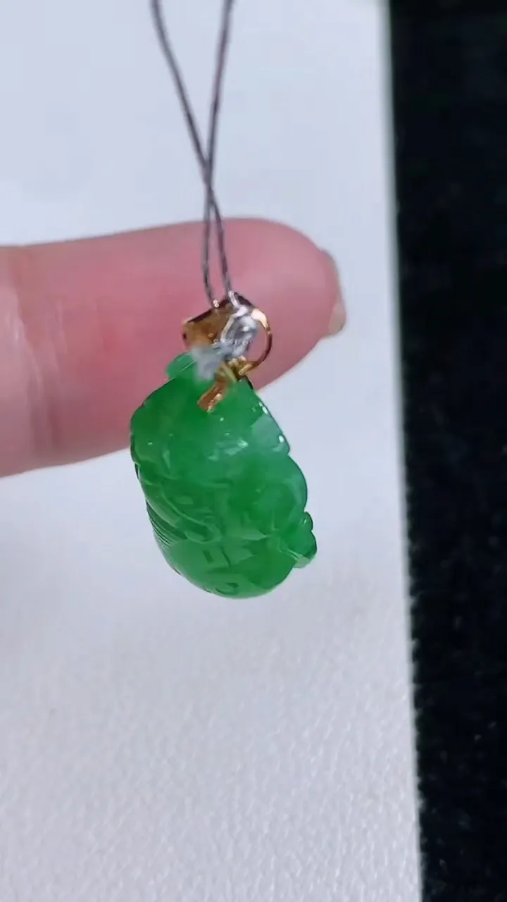 天然A货翡翠貔貅吊坠，尺寸17.4-10.8-7.7，重量:3.60g
11月14日