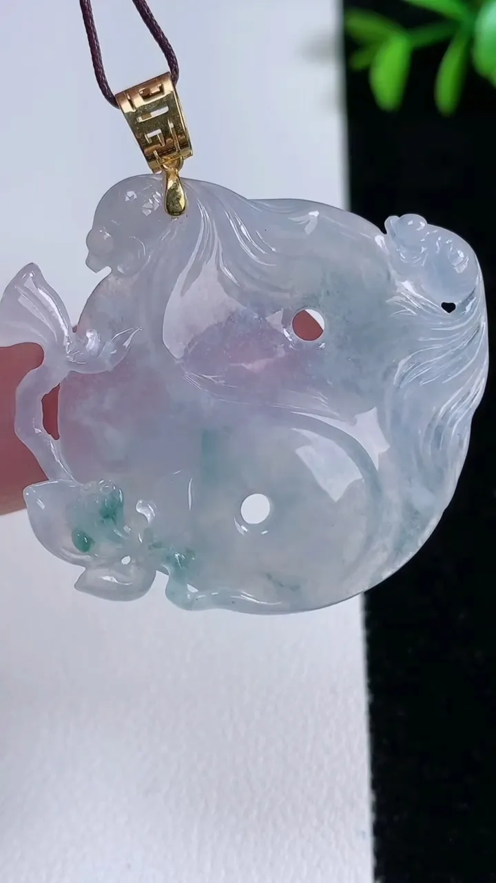 天然A货翡翠种飘花和和美美 荷叶鱼吊坠，尺寸34.7-40-3.2，重量:8.94g
11月14日