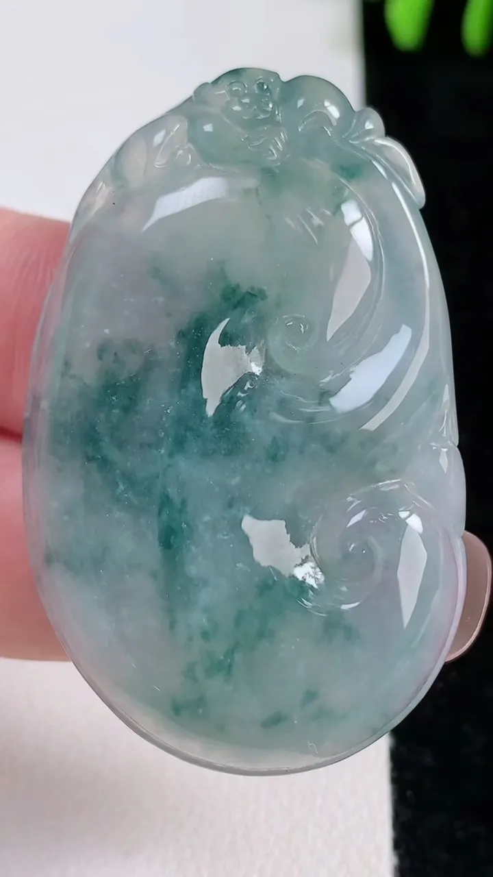 天然A货翡翠冰种飘花如意吊坠，尺寸48.3-30.6-6.4，重量:20.72g
11月14日