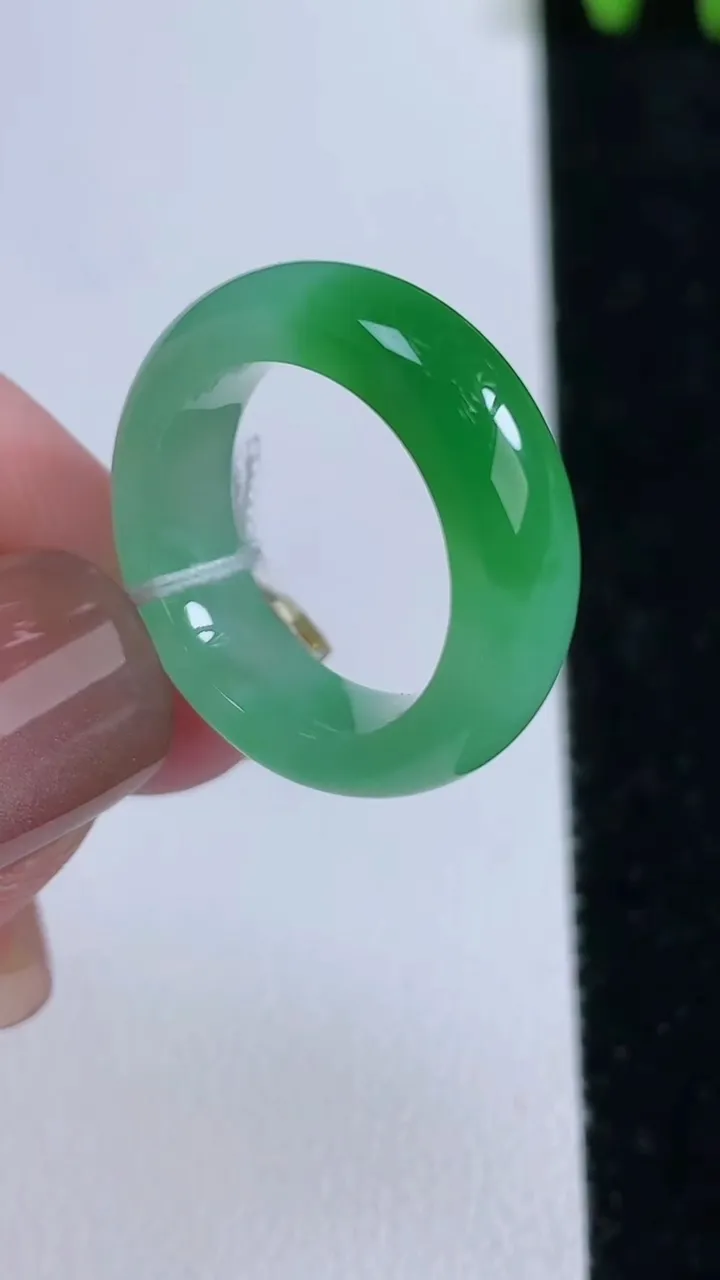 天然A货翡翠指环戒指，尺寸15.3-5.6-3.5，重量:3.93g2025年11月14日
工厂直销