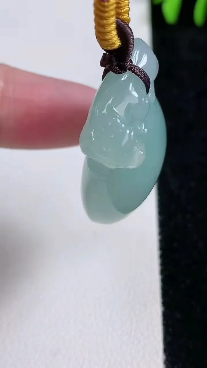 天然A货翡翠寿桃吊坠，尺寸36.5-25.7-13.2，重量:25.60g
11月14日