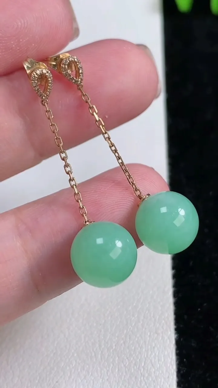 天然A货翡翠圆珠耳坠，尺寸10，重量:4.64g11月14日
工厂直销收藏佳品,种好水足，色泽均匀，有种有色，上手高大气！