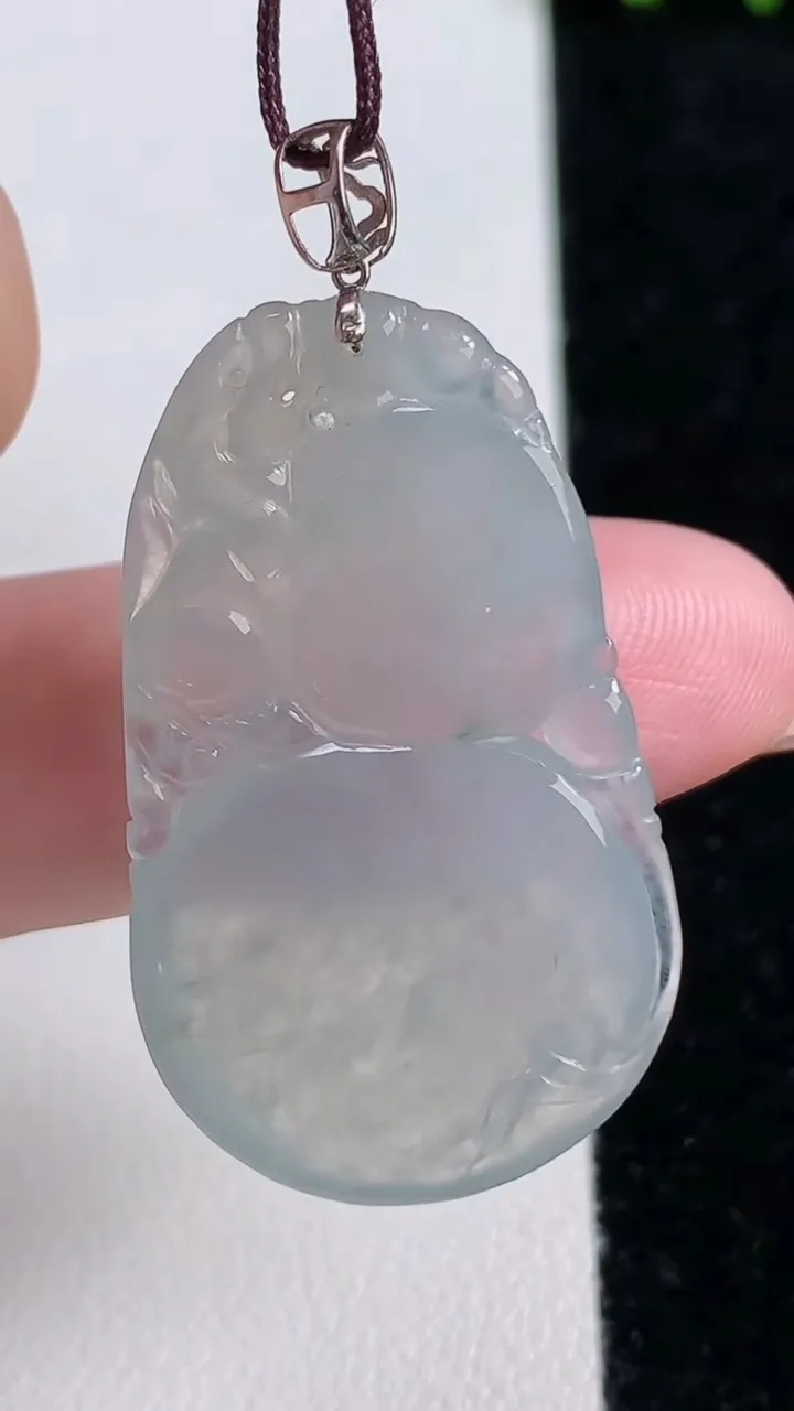 天然A货翡翠种白冰葫芦吊坠，尺寸35.8-21.3-5，重量:7.12g
11月14日