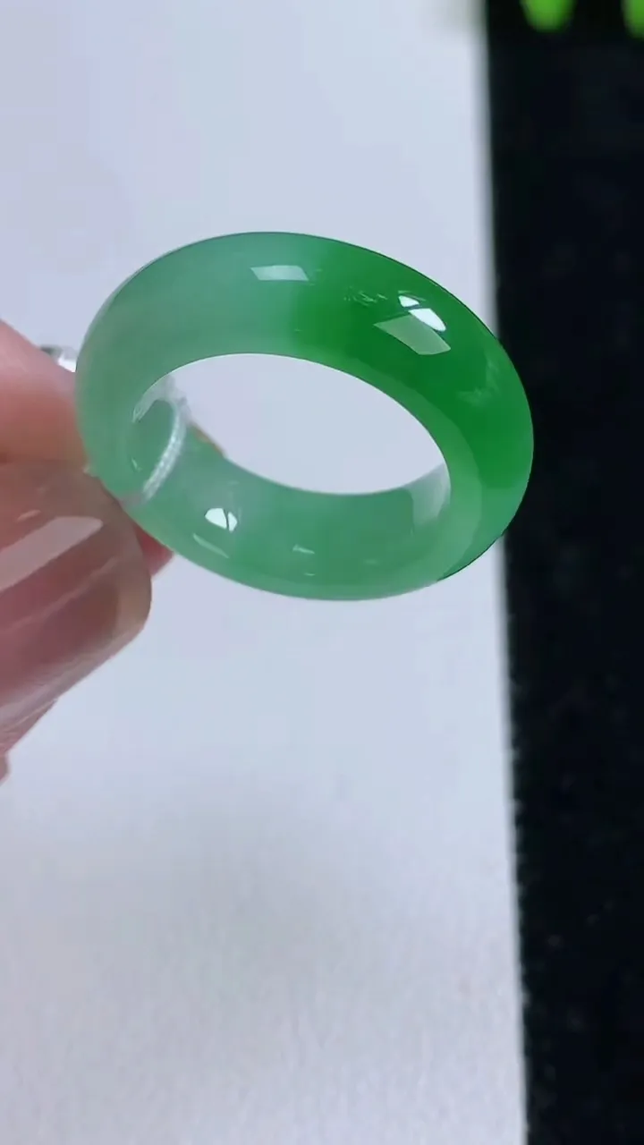 天然A货翡翠指环戒指，尺寸15.3-5.6-3.5，重量:3.93g2025年11月14日
工厂直销收藏佳品,种好水足，色泽均匀，有种有色，上手高大气！