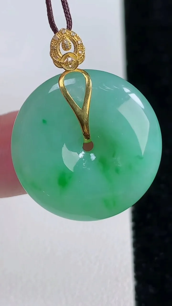 天然A货翡翠平安扣吊坠，尺寸23.2-5.2，重量:6.61g
11月14日