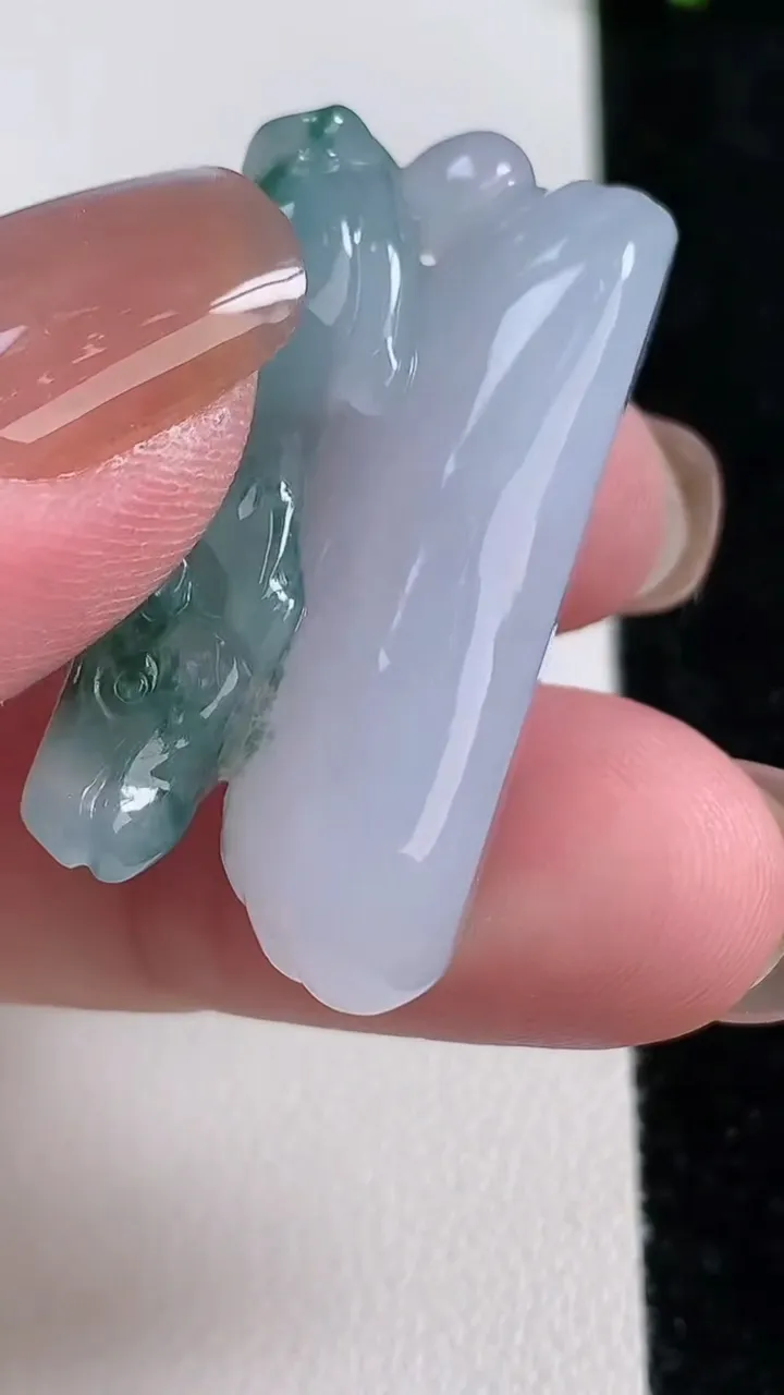 天然A货翡翠冰种飘花生肖牛吊坠，尺寸34.7-14.3-18，重量19.68g
11月14日