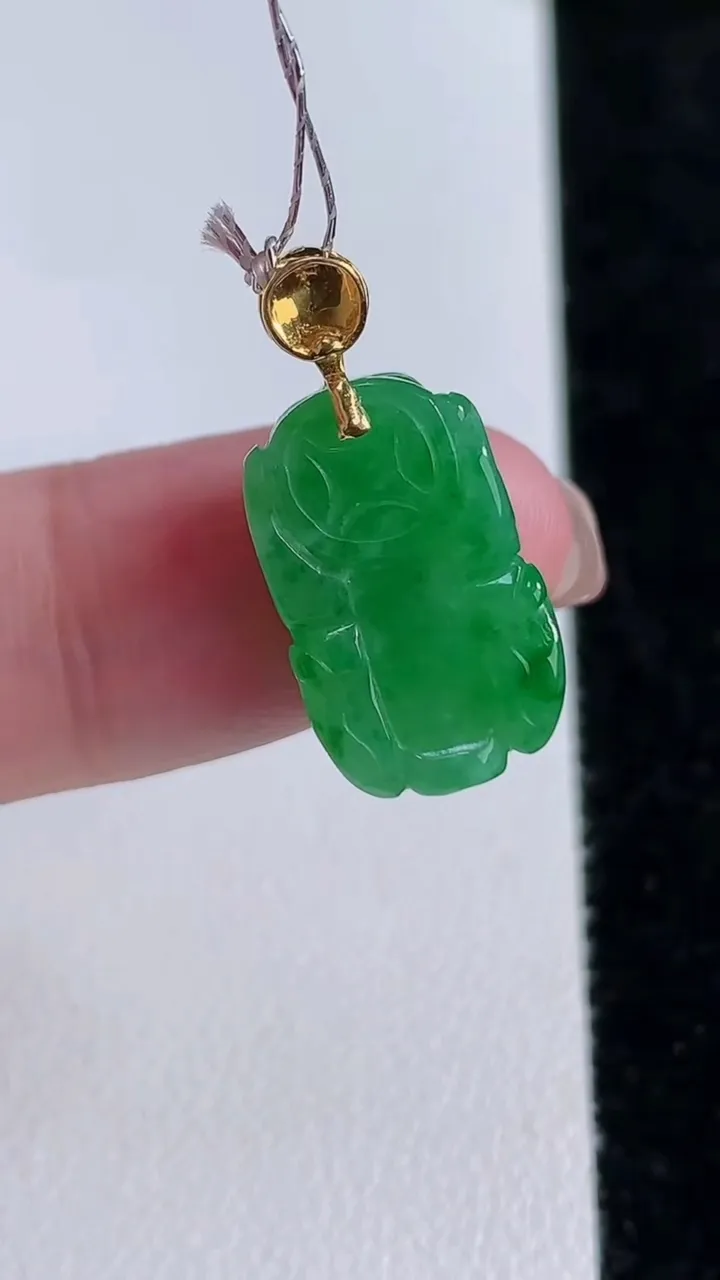天然A货翡翠貔貅吊坠，尺寸17.4-10.8-7.7，重量:3.60g
11月14日