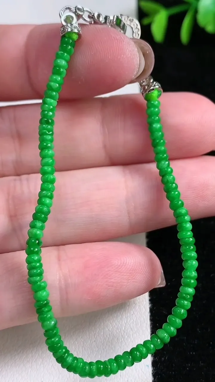 天然A货翡翠算盘珠手串，尺寸2.8-1.3，重量:4.44g11月14日
工厂直销收藏佳品,种好水足，色泽均匀，有种有色，上手高大气！