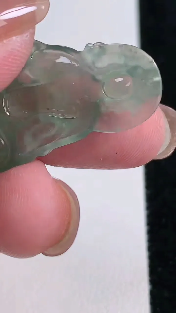 天然A货翡翠大势至菩萨吊坠，尺寸33.2-19.5-3.2，重量:4.06g
11月14日