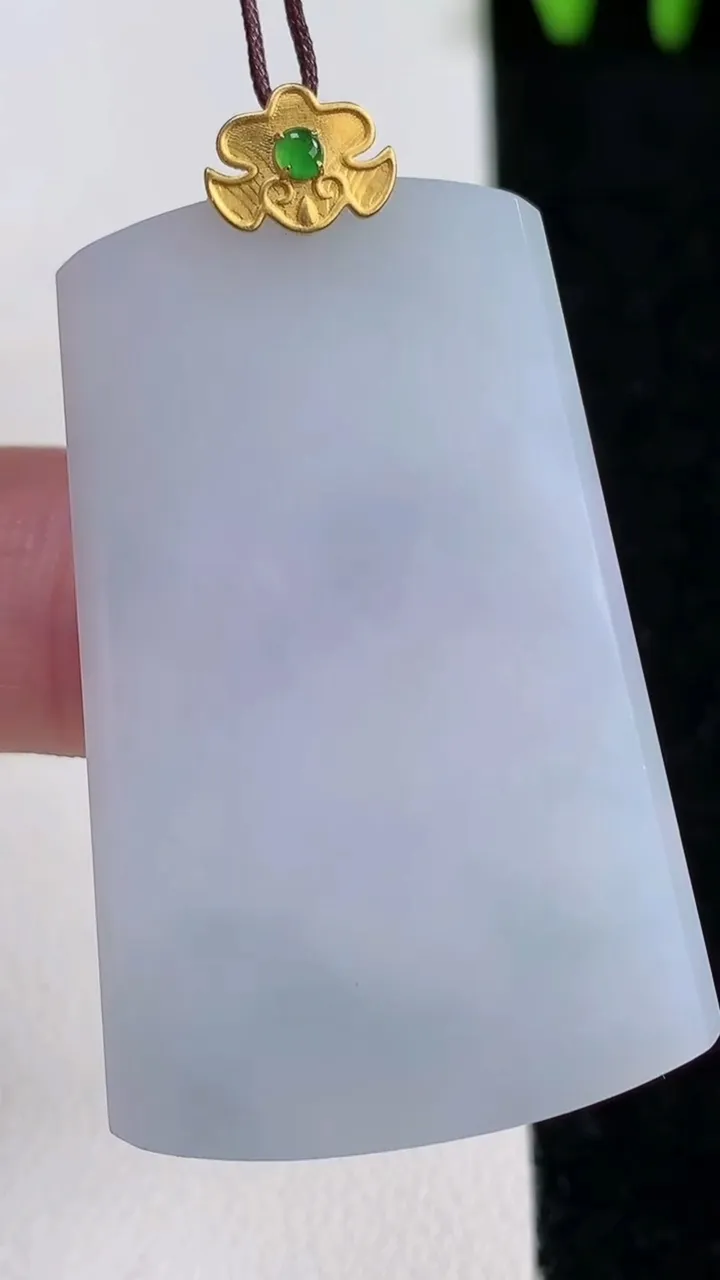 天然A货翡翠18K金紫罗兰无事牌吊坠，尺寸40.8-27-3.6，重量:12.42g
11月14日