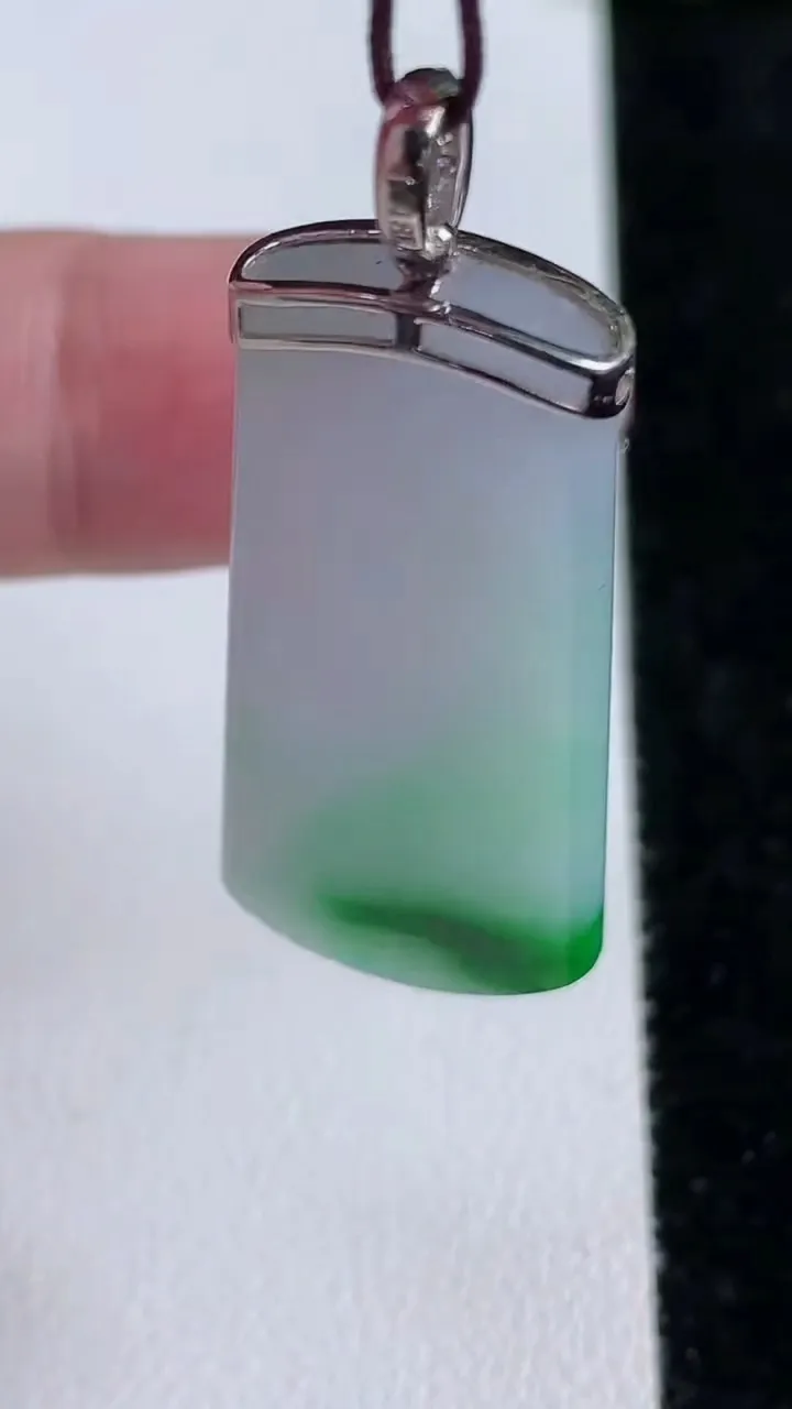 天然A货翡翠无事牌吊坠，尺寸35.4-16.7-4，重量:6.93g
11月14日