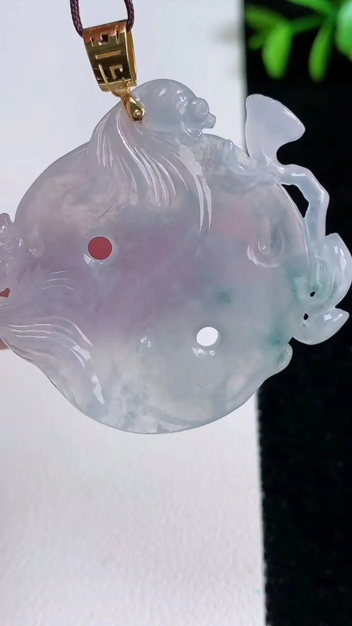 天然A货翡翠种飘花和和美美 荷叶鱼吊坠，尺寸34.7-40-3.2，重量:8.94g
11月14日