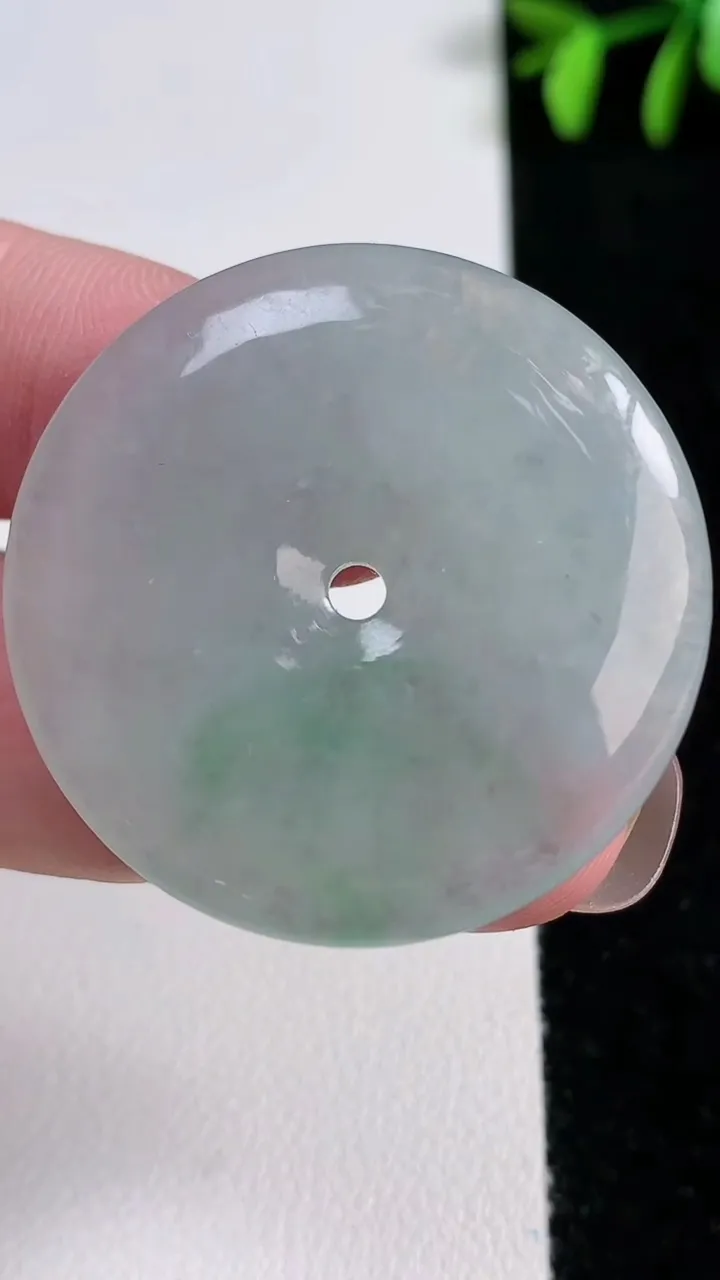 天然A货翡翠平安扣吊坠，尺寸36-5.6，重量:16.36g
11月14日