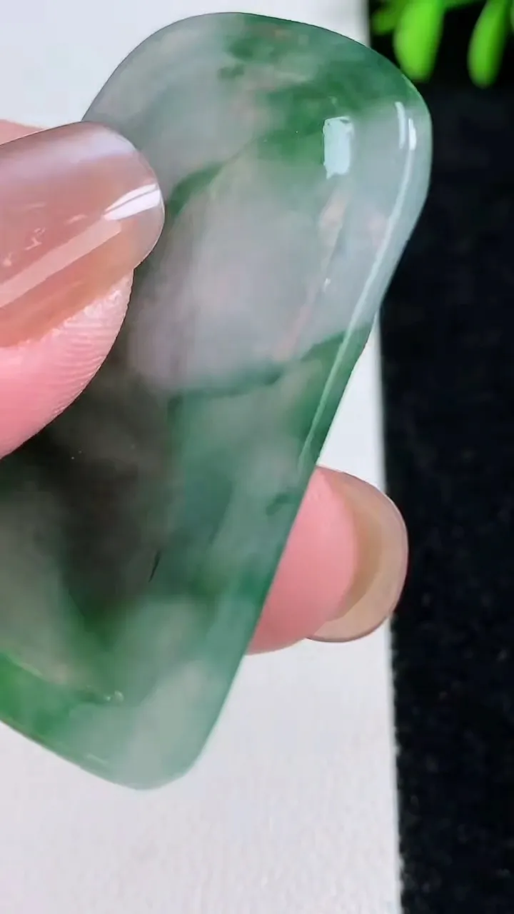 天然A货翡翠普贤菩萨吊坠，尺寸47-32.2-4.8，重量:16.11g
11月14日