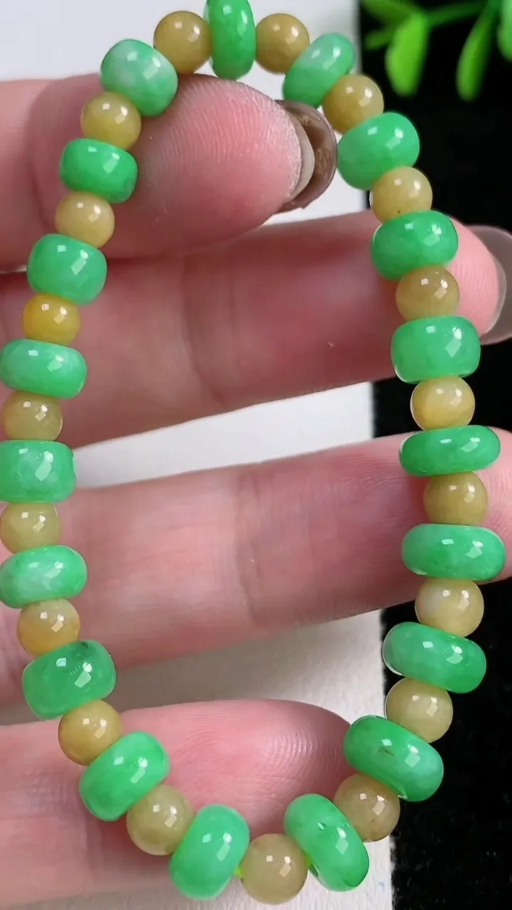 天然A货翡翠双彩算盘珠手串，尺寸7.3-4.2-5-19颗，重量:14.98g11月14日
工厂直销收藏佳品,种好水足，色泽均匀，有种有色，上手高大气！
