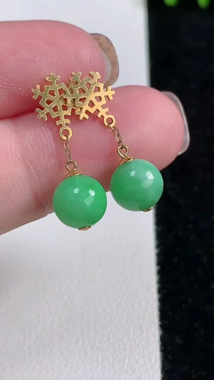 天然A货翡翠圆珠耳坠，尺寸7.7，重量:2.45g11月14日
工厂直销收藏佳品,种好水足，色泽均匀