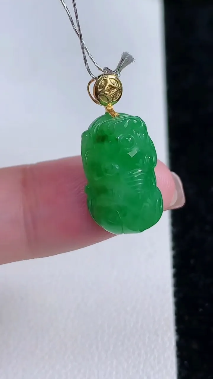 天然A货翡翠貔貅吊坠，尺寸17.4-10.8-7.7，重量:3.60g
11月14日