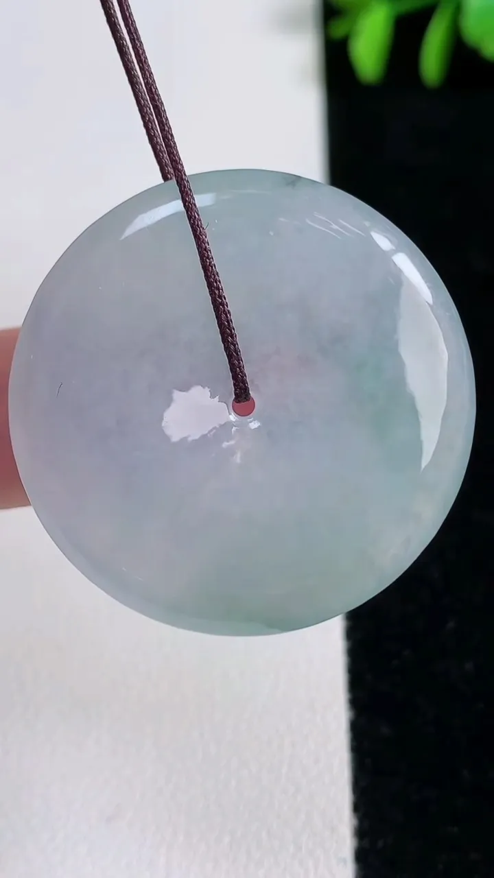 天然A货翡翠冰种飘花平安扣吊坠，尺寸33.6-4.8，重量:12.31g
11月14日