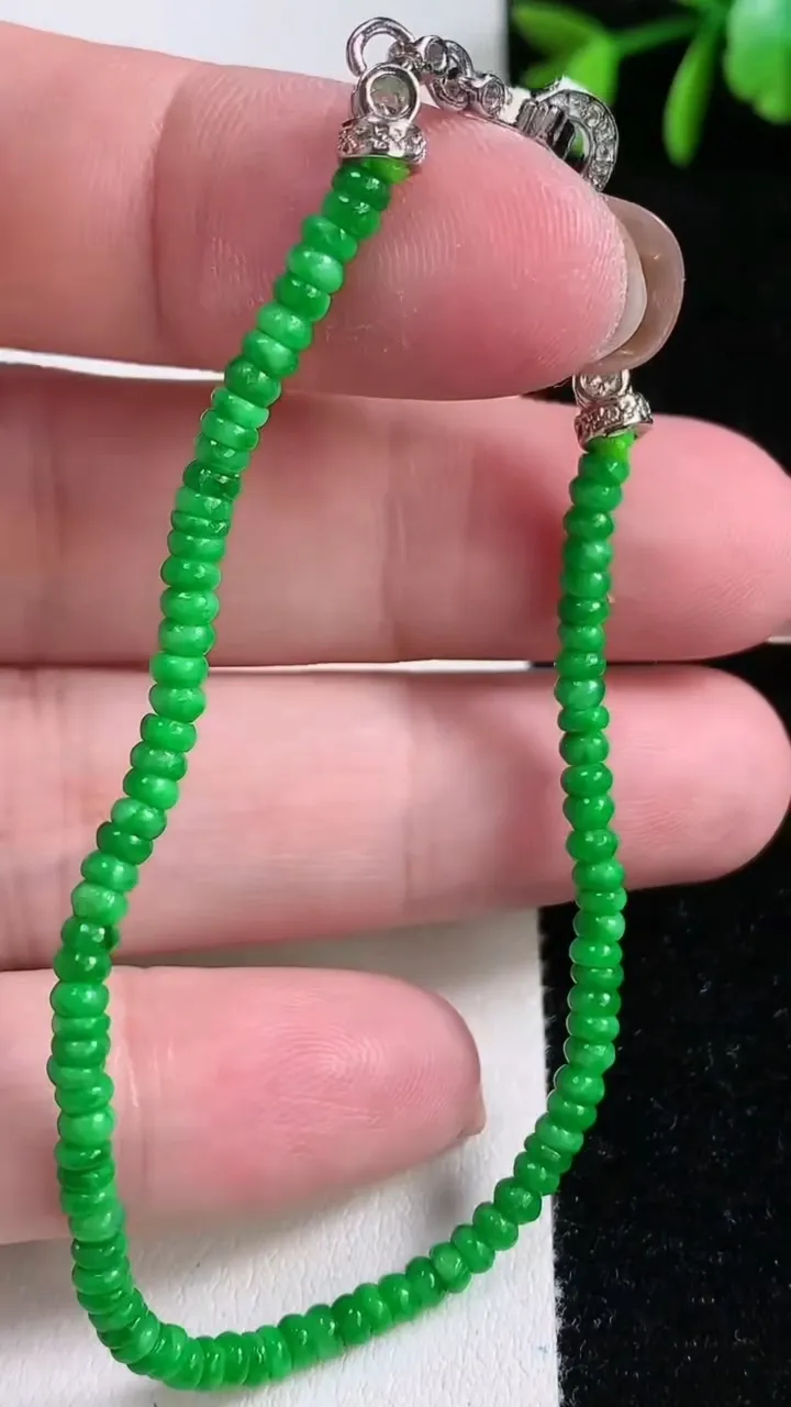 天然A货翡翠算盘珠手串，尺寸2.8-1.3，重量:4.44g11月14日
工厂直销收藏佳品,种好水足，色泽均匀，有种有色，上手高大气！