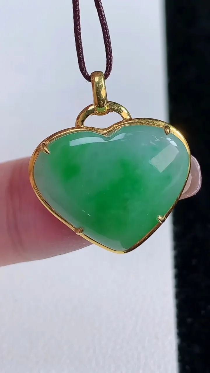 天然A货翡翠心形吊坠，尺寸20.5-20.8-6，裸石16-19.6重量:3.53g
11月14日