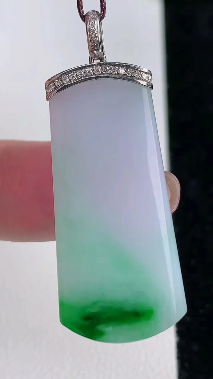 天然A货翡翠无事牌吊坠，尺寸35.4-16.7-4，重量:6.93g
11月14日