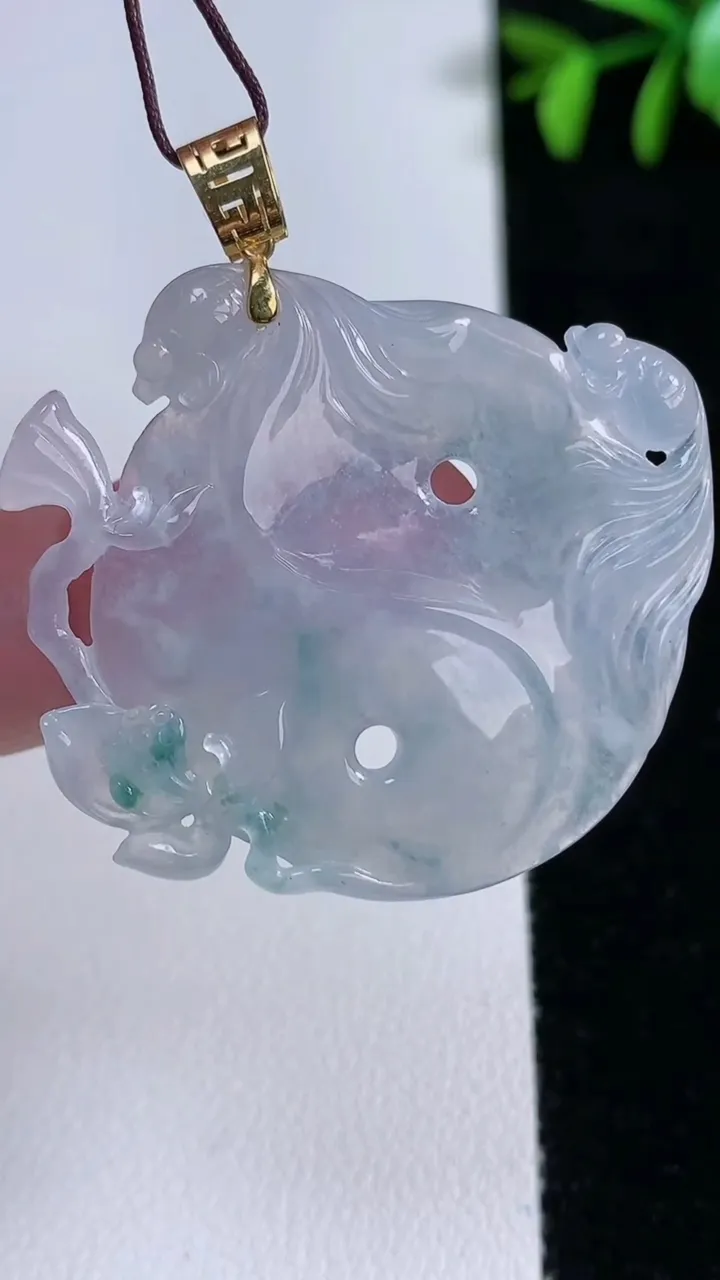 天然A货翡翠种飘花和和美美 荷叶鱼吊坠，尺寸34.7-40-3.2，重量:8.94g
11月14日