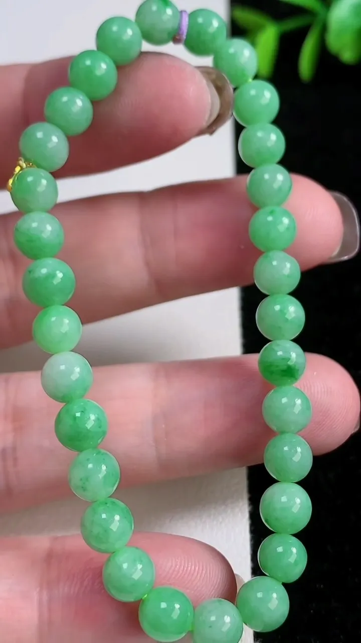 天然A货翡翠圆珠手串，尺寸6.2-30颗，重量:12.30g11月14日
工厂直销收藏佳品,种好水足，色泽均匀，有种有色，上手高大气！