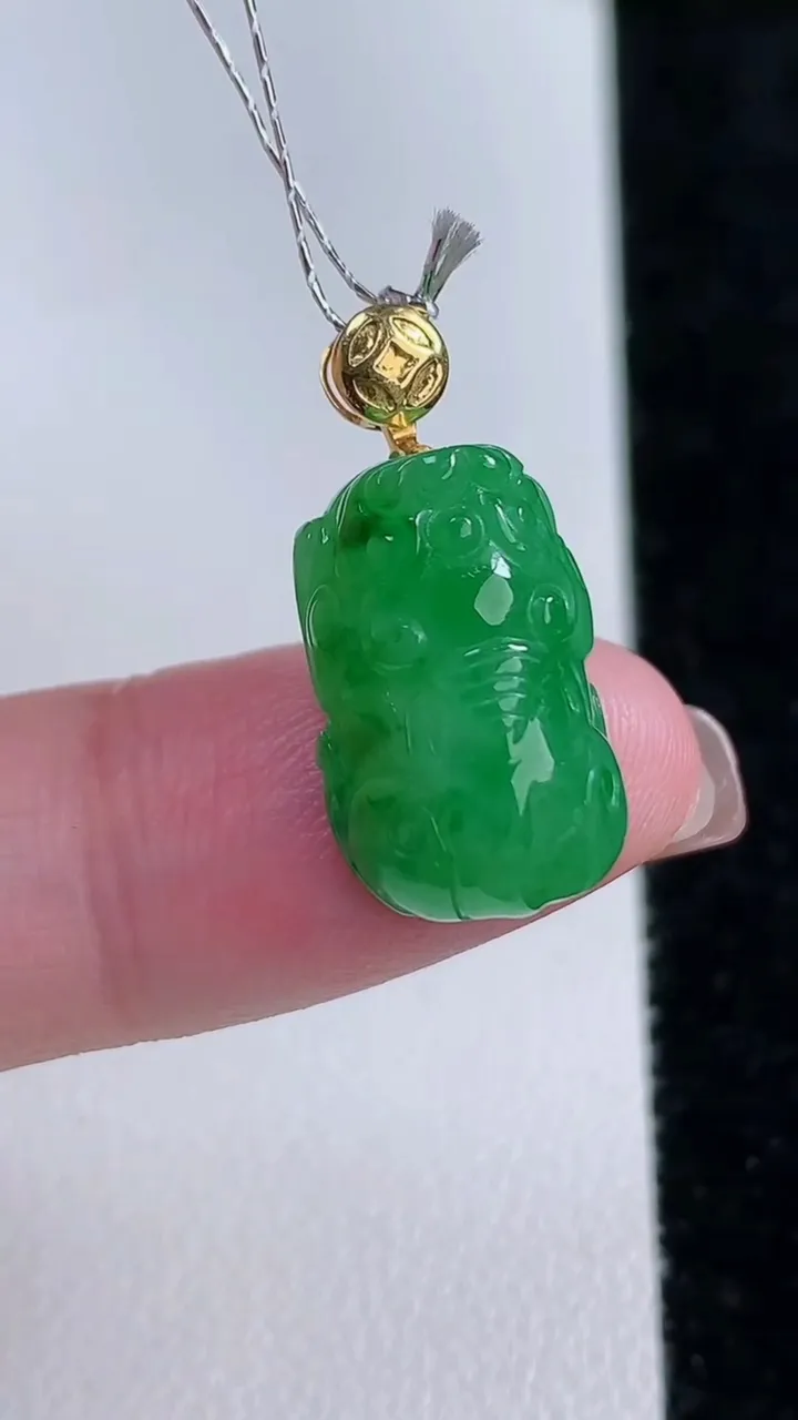 天然A货翡翠貔貅吊坠，尺寸17.4-10.8-7.7，重量:3.60g
11月14日