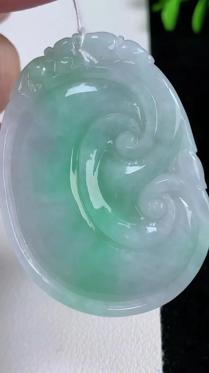 天然A货翡翠如意吊坠，尺寸51-37-6.4，重量:27.14g
11月14日