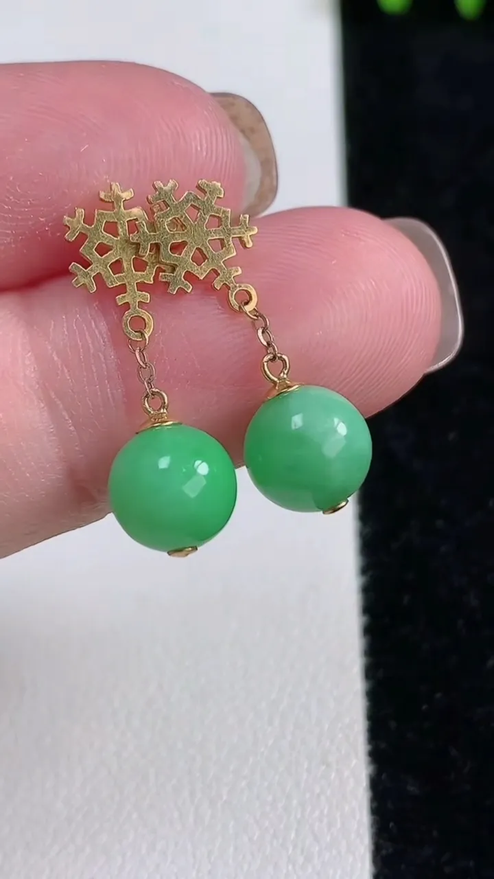 天然A货翡翠圆珠耳坠，尺寸7.7，重量:2.45g11月14日
工厂直销收藏佳品,种好水足，色泽均匀，有种有色，上手高大气！