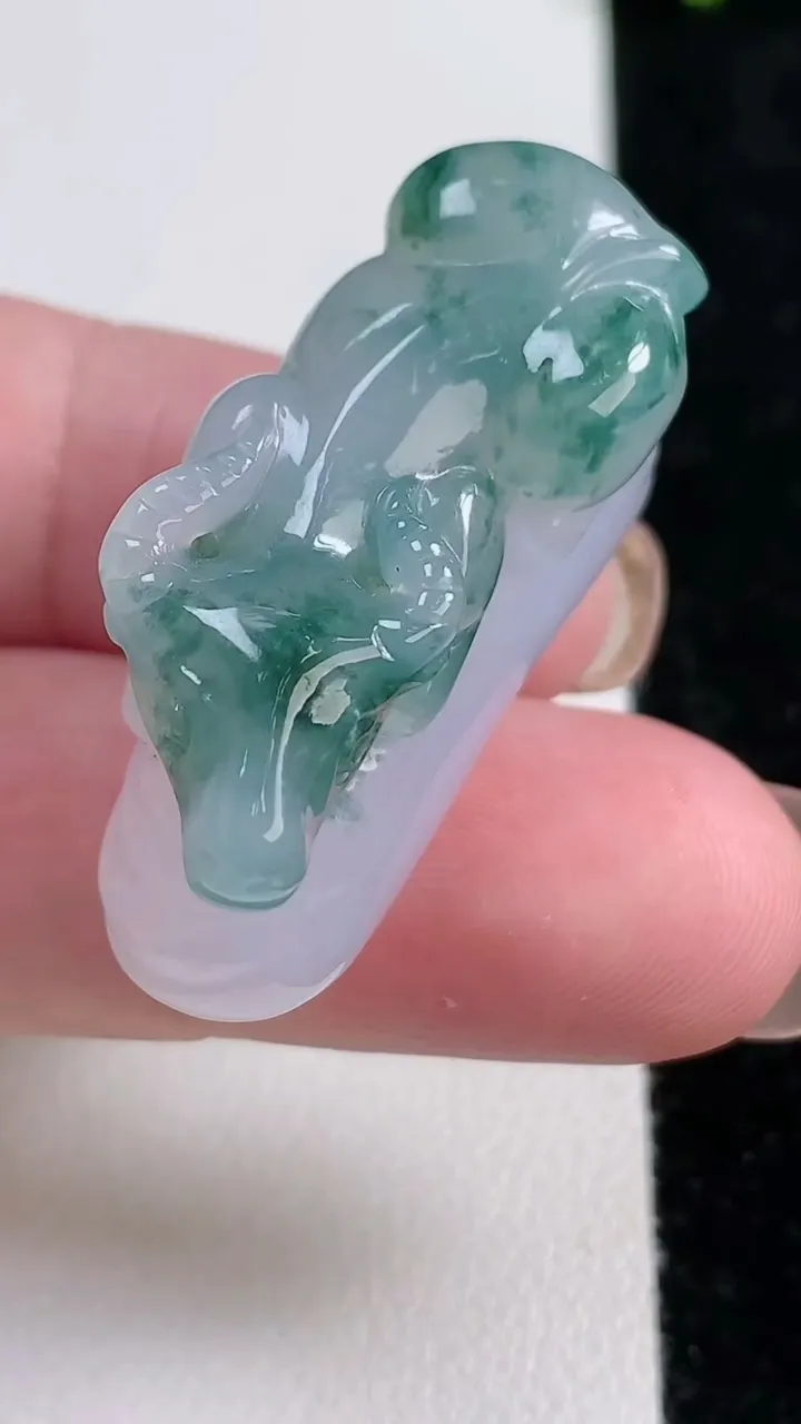 天然A货翡翠冰种飘花生肖牛吊坠，尺寸34.7-14.3-18，重量19.68g
11月14日