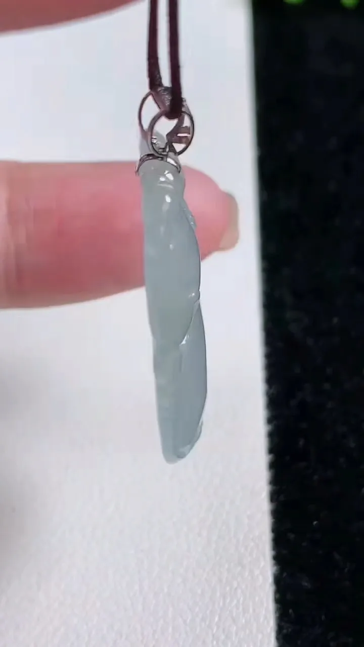 天然A货翡翠种白冰葫芦吊坠，尺寸35.8-21.3-5，重量:7.12g
11月14日