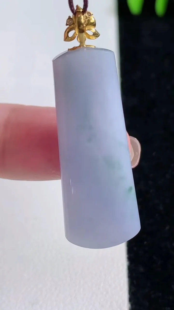 天然A货翡翠18K金紫罗兰无事牌吊坠，尺寸35.8-14-6，重量:7.59g
11月14日