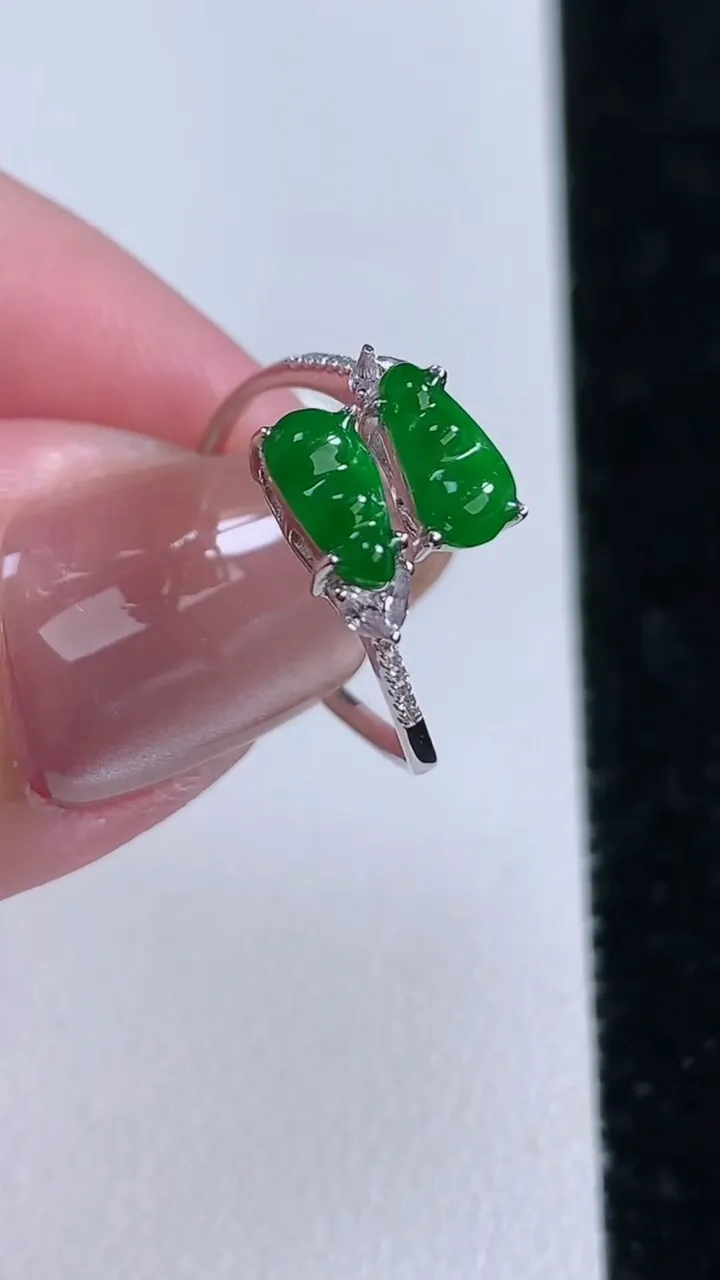 天然A货翡翠福豆戒指，尺寸7.3-3.6-3.8，重量:1.45g2025年11月14日
工厂直销收