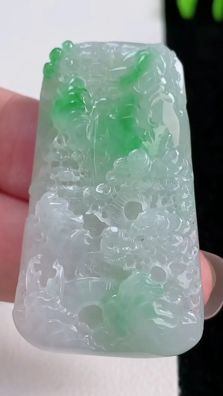 天然A货翡翠山水牌吊坠，尺寸46.8-27.5-7.6，重量:21.88g
11月14日