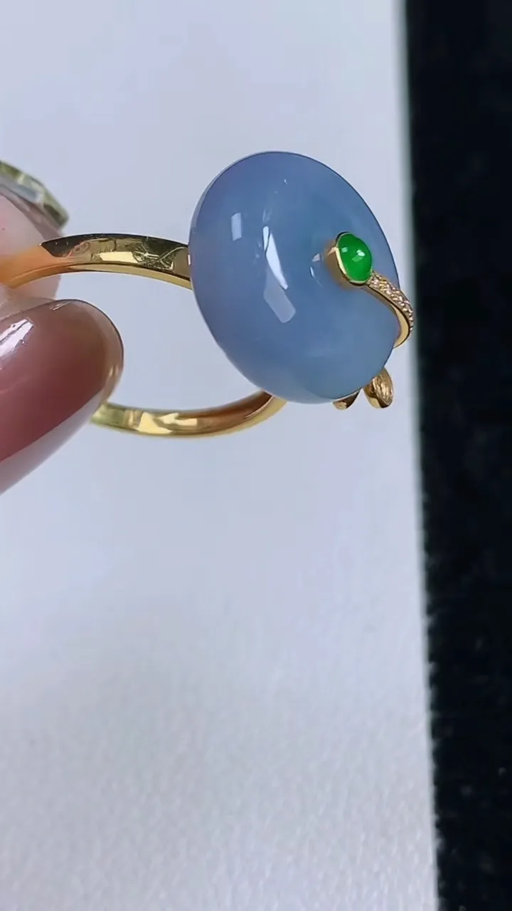 天然A货翡翠18K金紫罗兰平安扣戒指，尺寸17.6-13.6-5.6，重量:3.68g2025年11月14日
工厂直销收藏佳品,种好水足，色泽均匀，有种有色，上手高大气！