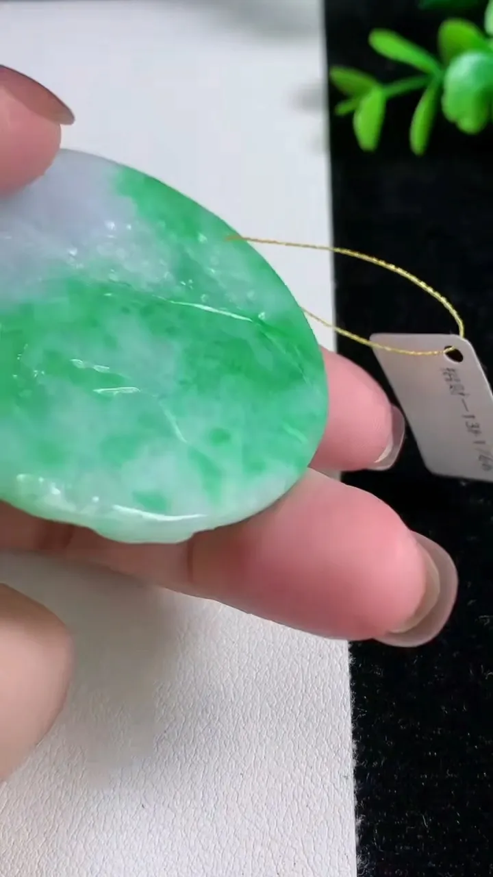 天然A货翡翠山水牌吊坠，尺寸53.7-6.7，重量:39.68g
11月14日