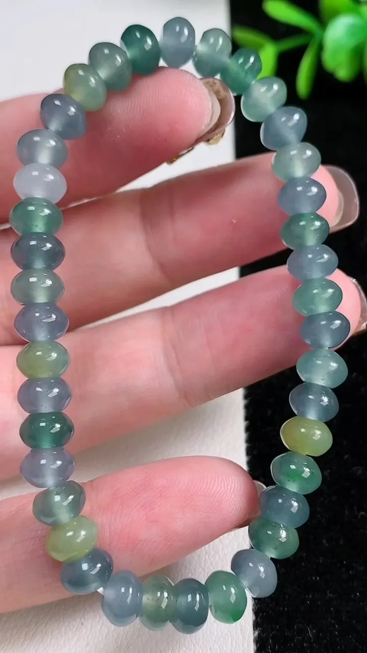天然A货翡翠算盘珠手串，尺寸6.5-4.2-39颗，重量:15.90g11月14日
工厂直销收藏佳品