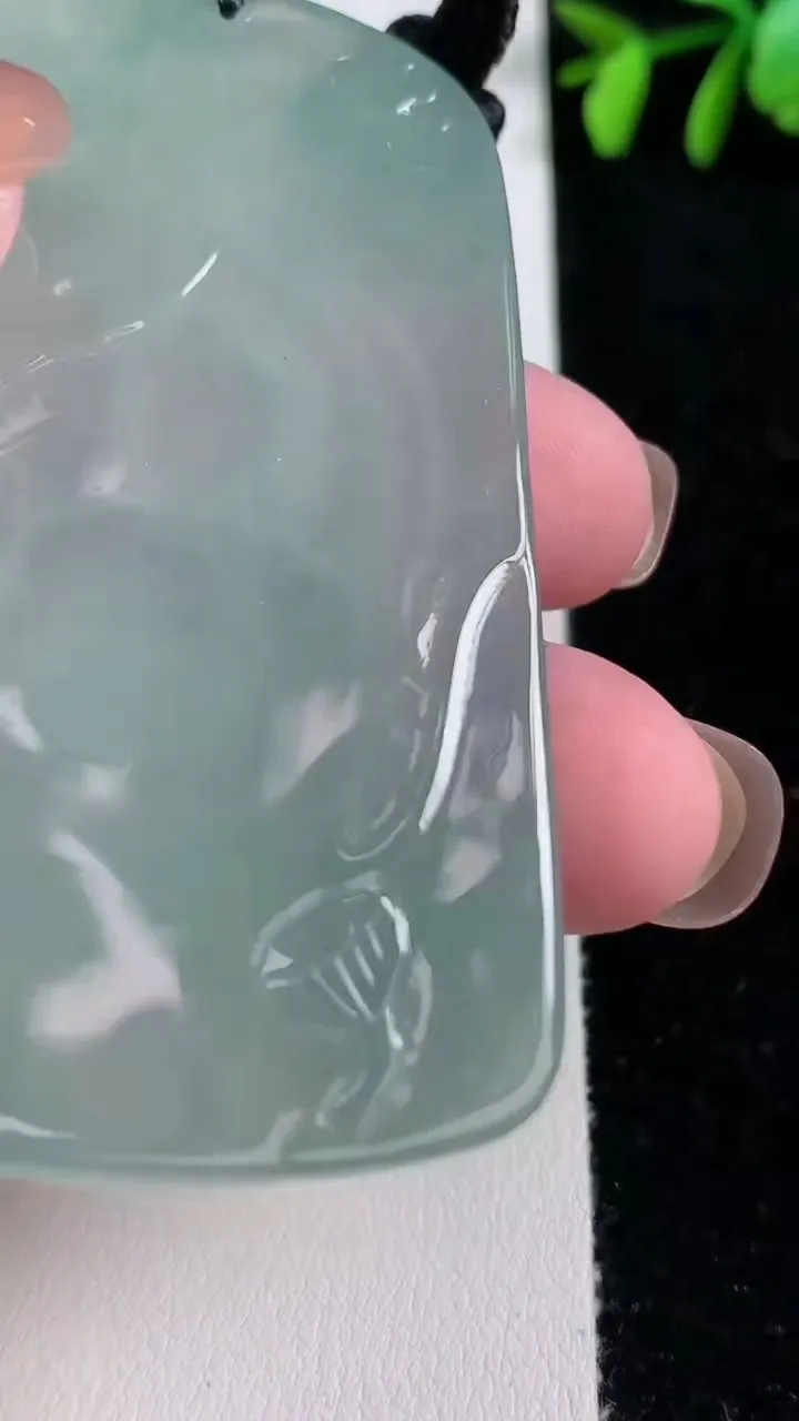 天然A货翡翠大日如来吊坠，尺寸66.8-43-5.3，重量:42.18g
11月15日