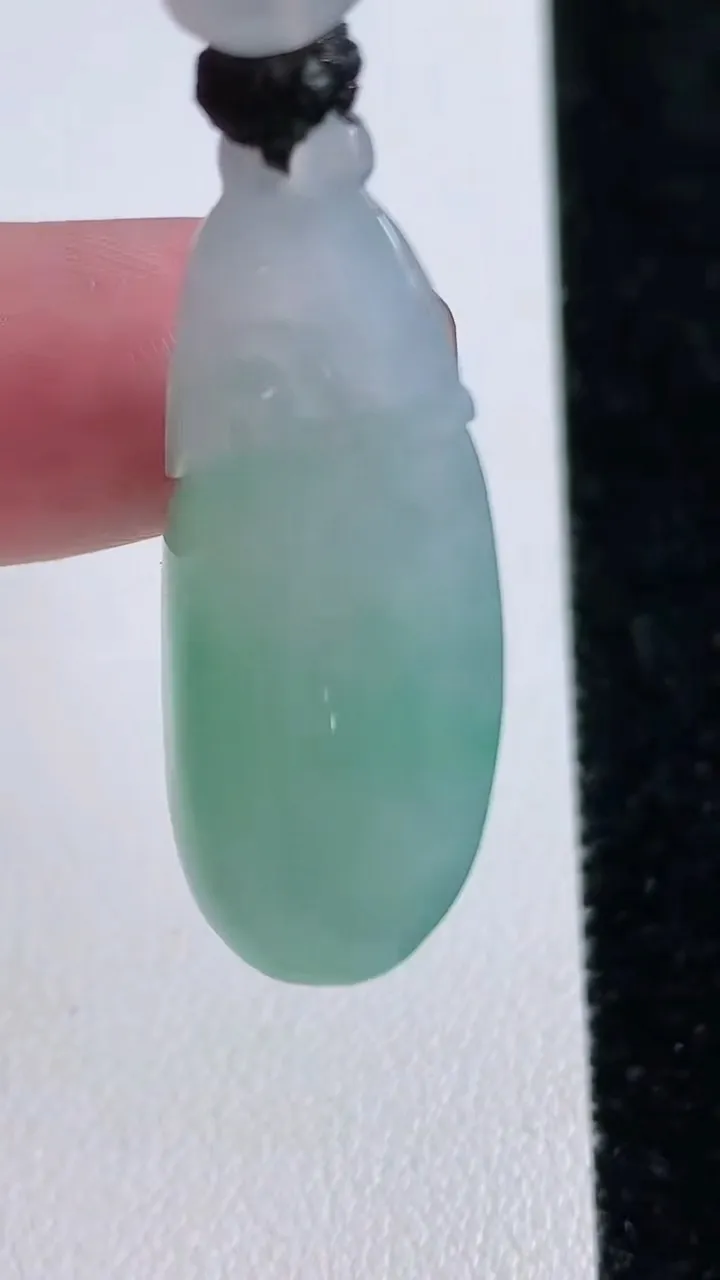 天然A货翡翠福袋吊坠，尺寸38.8-18.3-8.2，重量:12.44g
11月15日