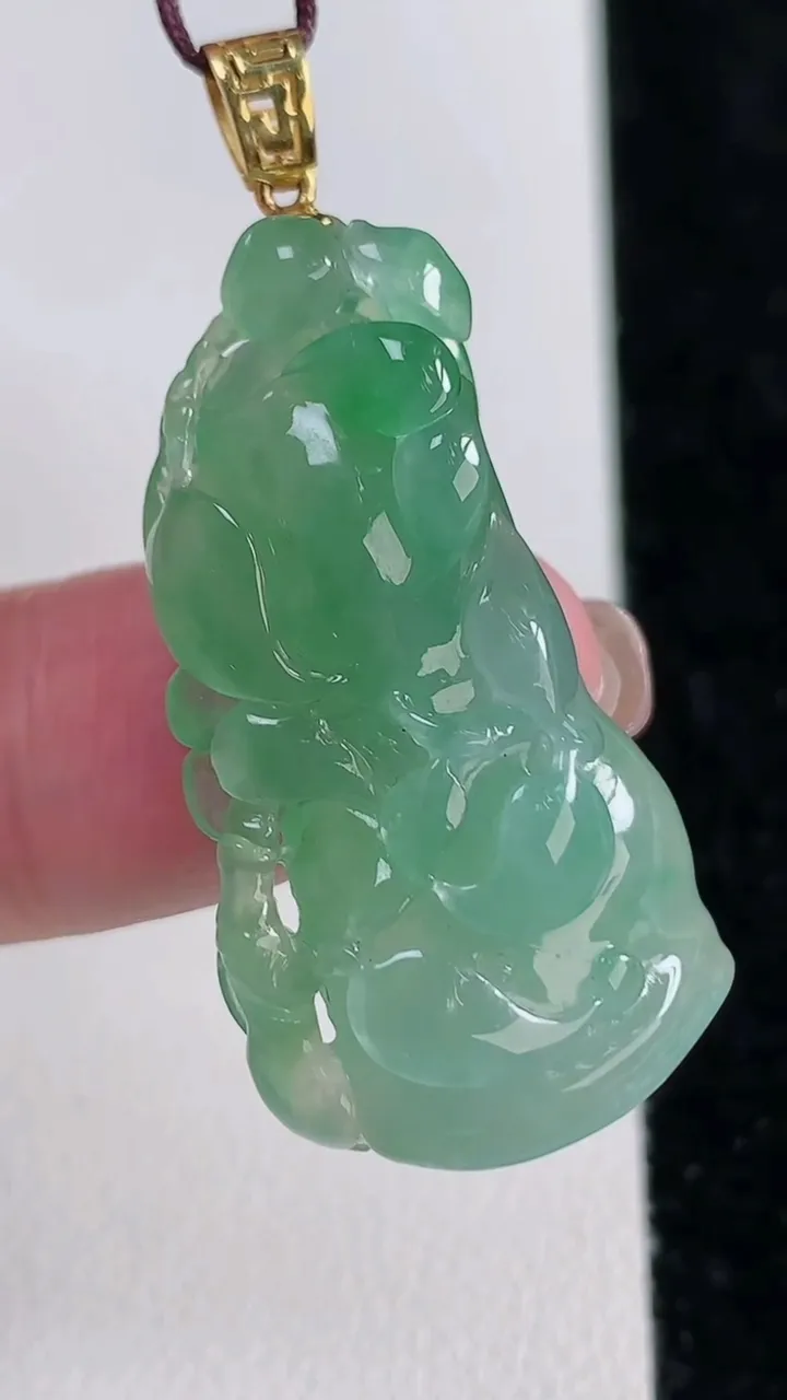 天然A货翡翠节节高竹节吊坠，尺寸34.8-18.8-7.3，重量:8.55g
11月15日